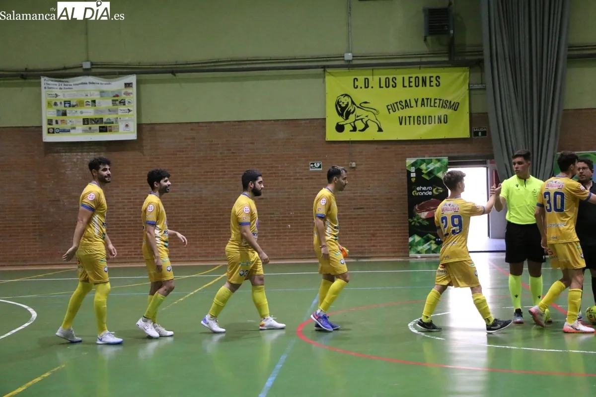 Bonito homenaje del fútbol sala a Alberto Calleja Caballero 'Berti' en Vitigudino / CORRAL 
