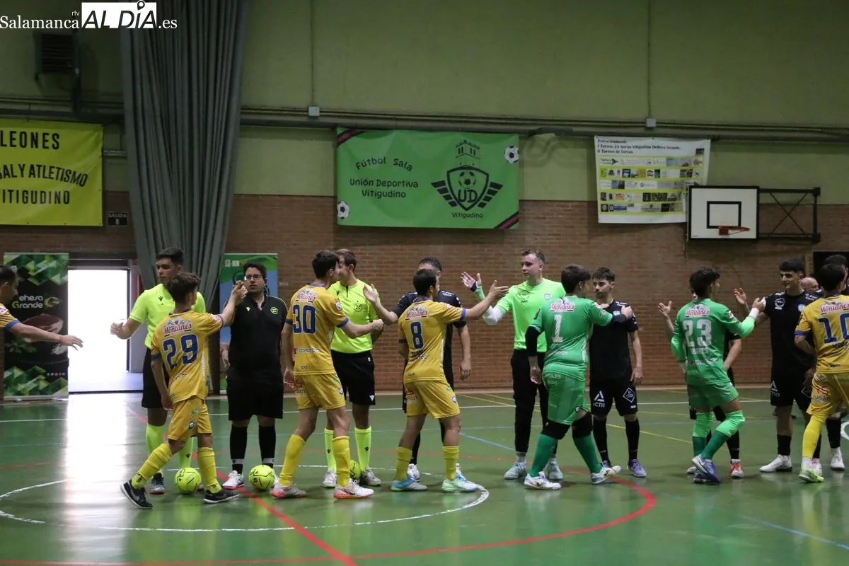 Bonito homenaje del fútbol sala a Alberto Calleja Caballero 'Berti' en Vitigudino / CORRAL 