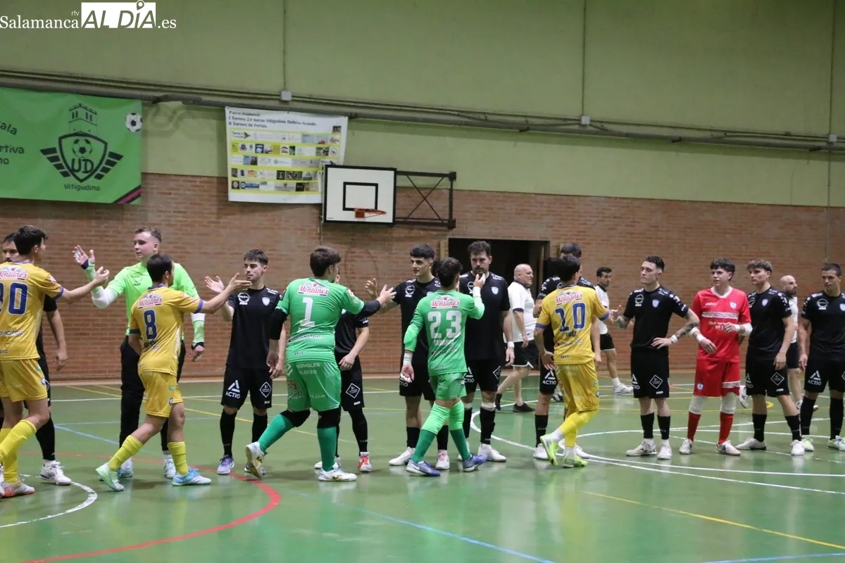 Bonito homenaje del fútbol sala a Alberto Calleja Caballero 'Berti' en Vitigudino / CORRAL 