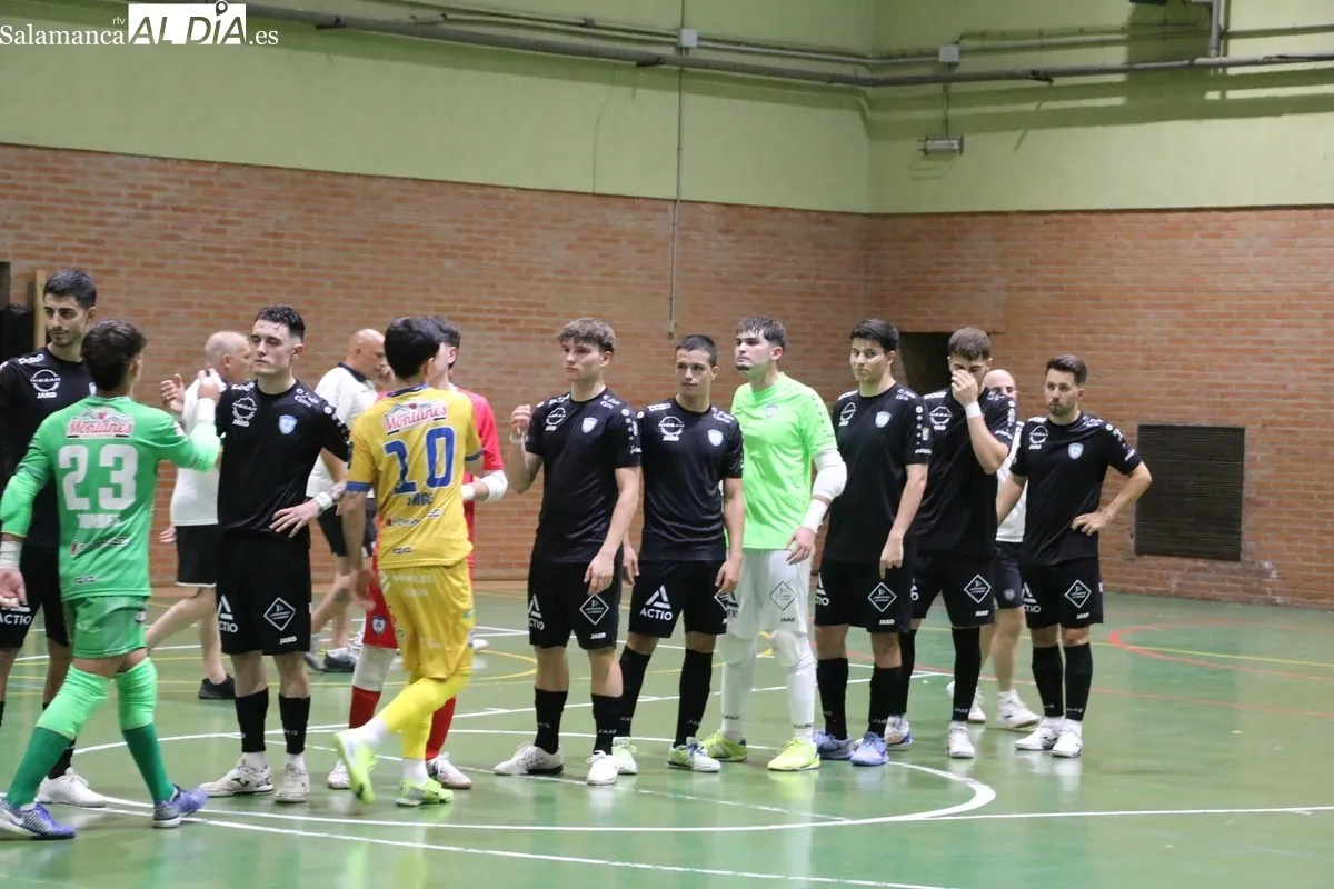 Bonito homenaje del fútbol sala a Alberto Calleja Caballero 'Berti' en Vitigudino / CORRAL 