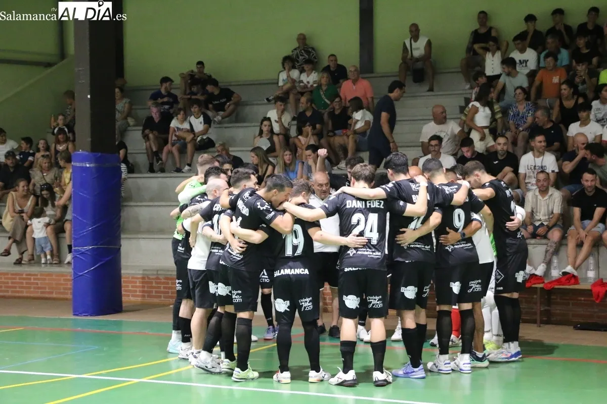 Bonito homenaje del fútbol sala a Alberto Calleja Caballero 'Berti' en Vitigudino / CORRAL 
