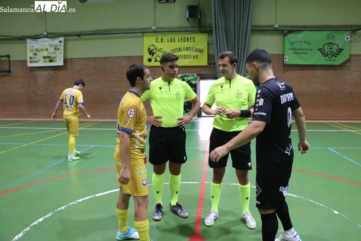 Bonito homenaje del fútbol sala a Alberto Calleja Caballero 'Berti' en Vitigudino / CORRAL 