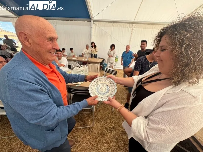 Foto 4 - Victor Y&aacute;&ntilde;ez y Pepa Hern&aacute;ndez, protagonistas del homenaje a los mayores en las Fiestas de Palomares de Alba