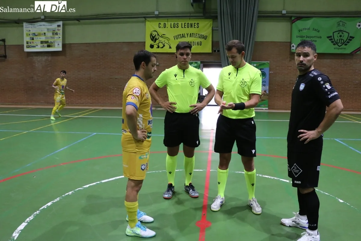 Bonito homenaje del fútbol sala a Alberto Calleja Caballero 'Berti' en Vitigudino / CORRAL 