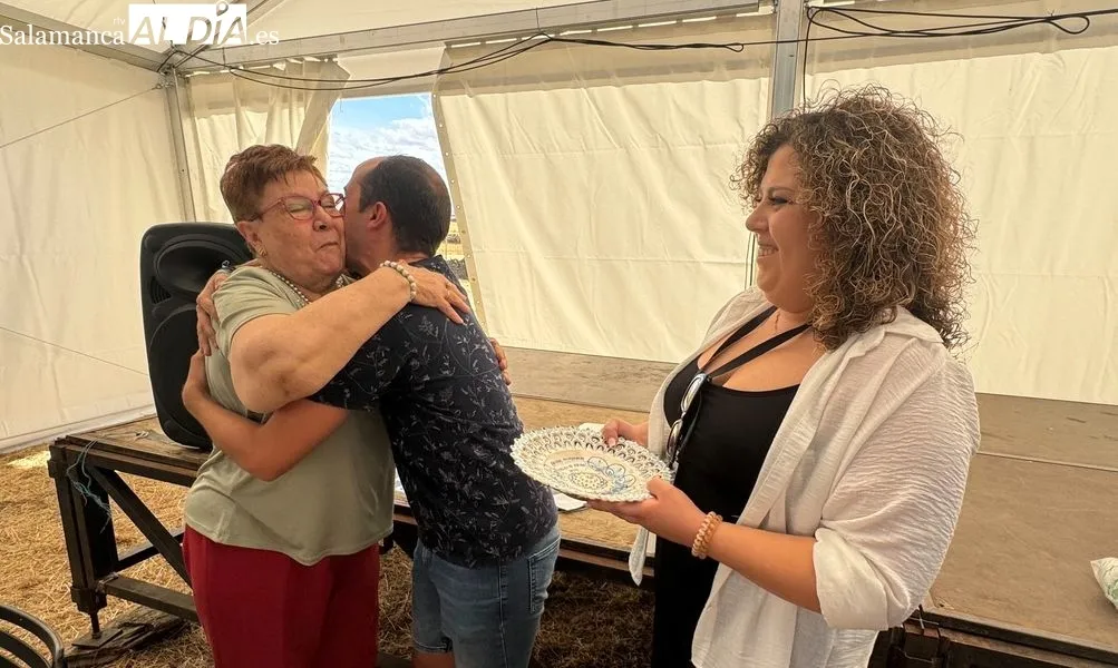 Foto 3 - Victor Y&aacute;&ntilde;ez y Pepa Hern&aacute;ndez, protagonistas del homenaje a los mayores en las Fiestas de Palomares de Alba
