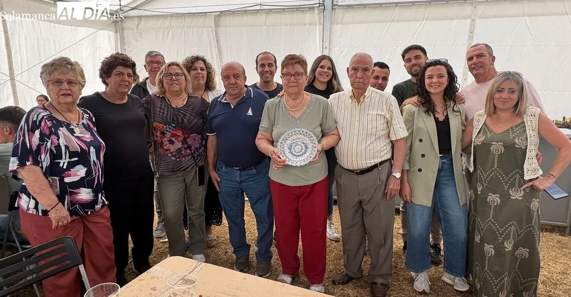 Foto 2 - Victor Y&aacute;&ntilde;ez y Pepa Hern&aacute;ndez, protagonistas del homenaje a los mayores en las Fiestas de Palomares de Alba
