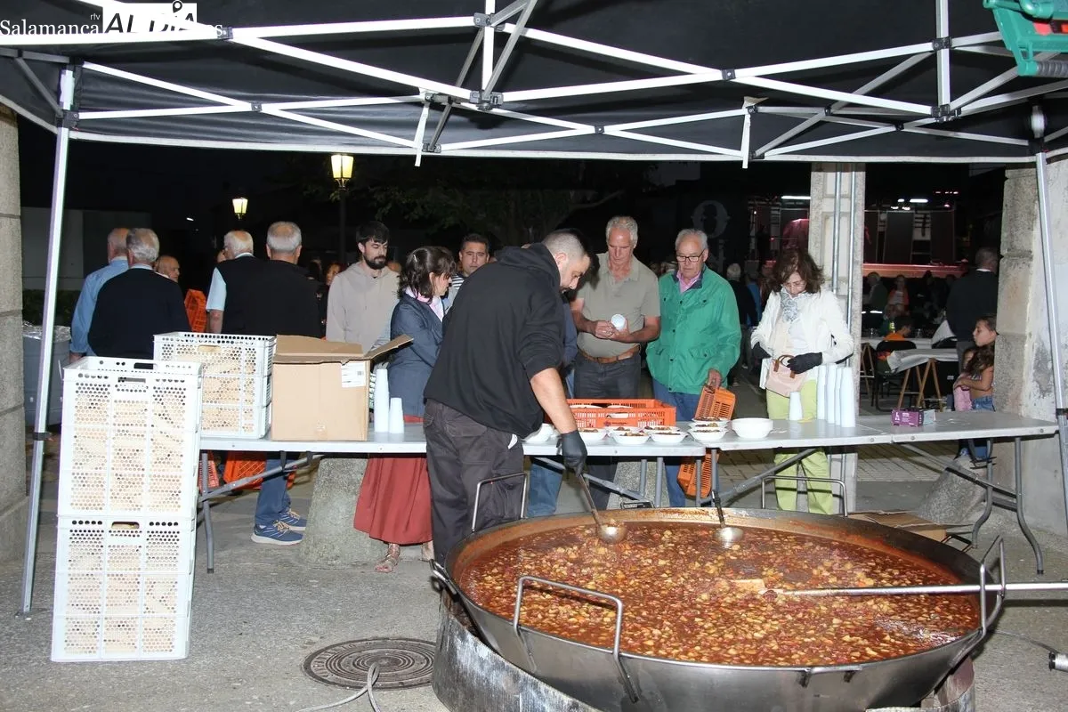 Cena de hermandad en Encinasola de los Comendadores / M.S.