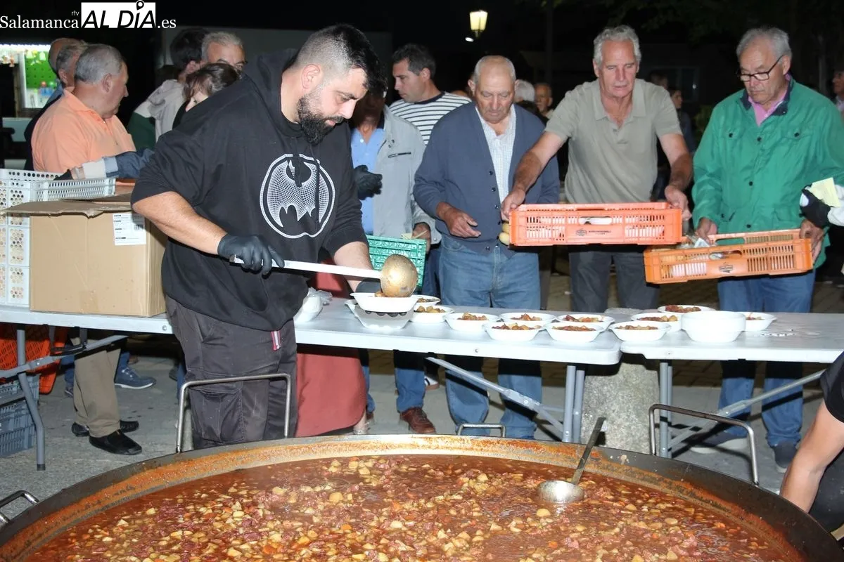 Cena de hermandad en Encinasola de los Comendadores / M.S.