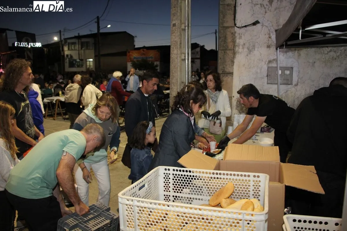 Cena de hermandad en Encinasola de los Comendadores / M.S.