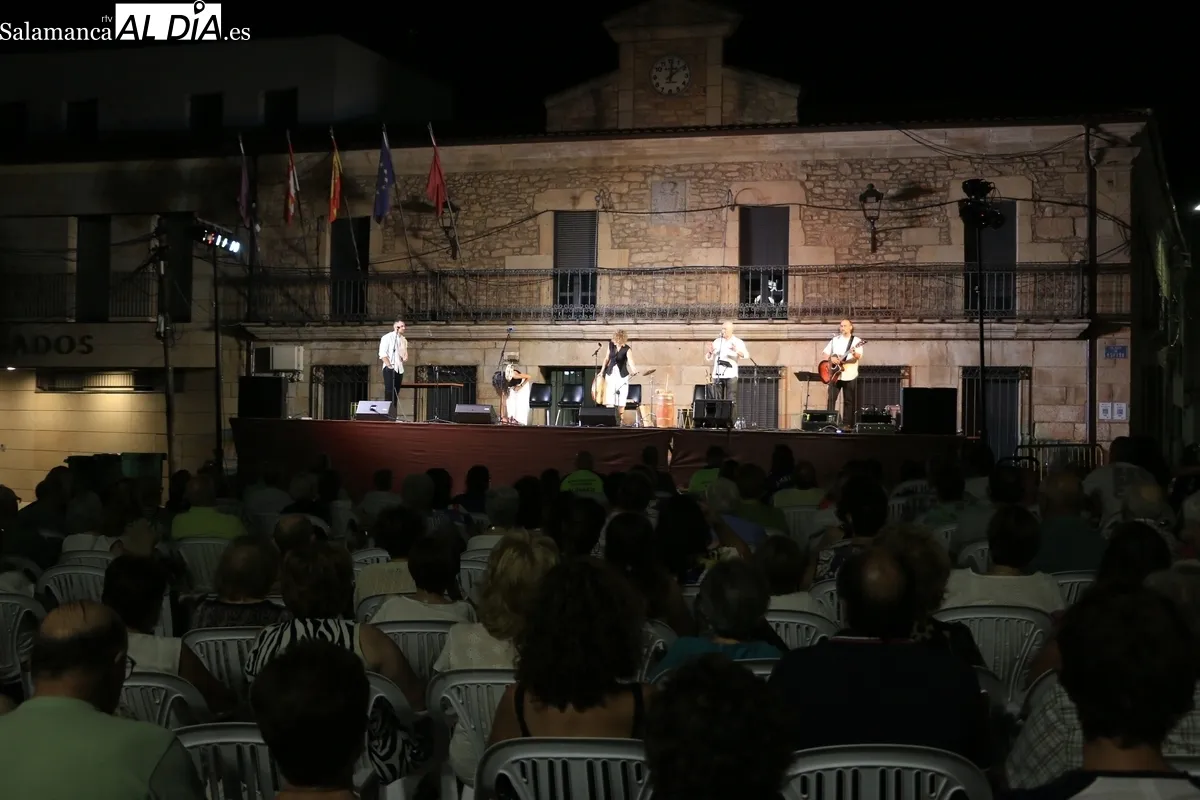 Actuación de Arraigo Folk la noche del 14 de agosto en Vitigudino / CORRAL