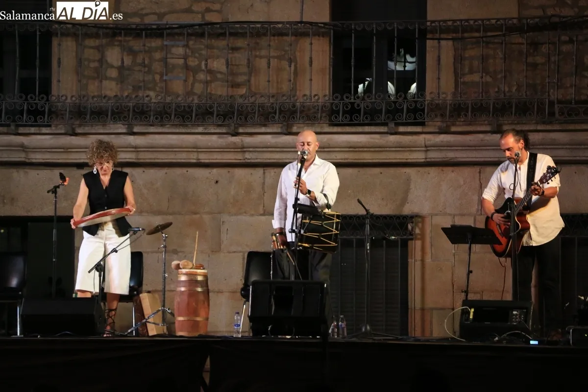 Actuación de Arraigo Folk la noche del 14 de agosto en Vitigudino / CORRAL