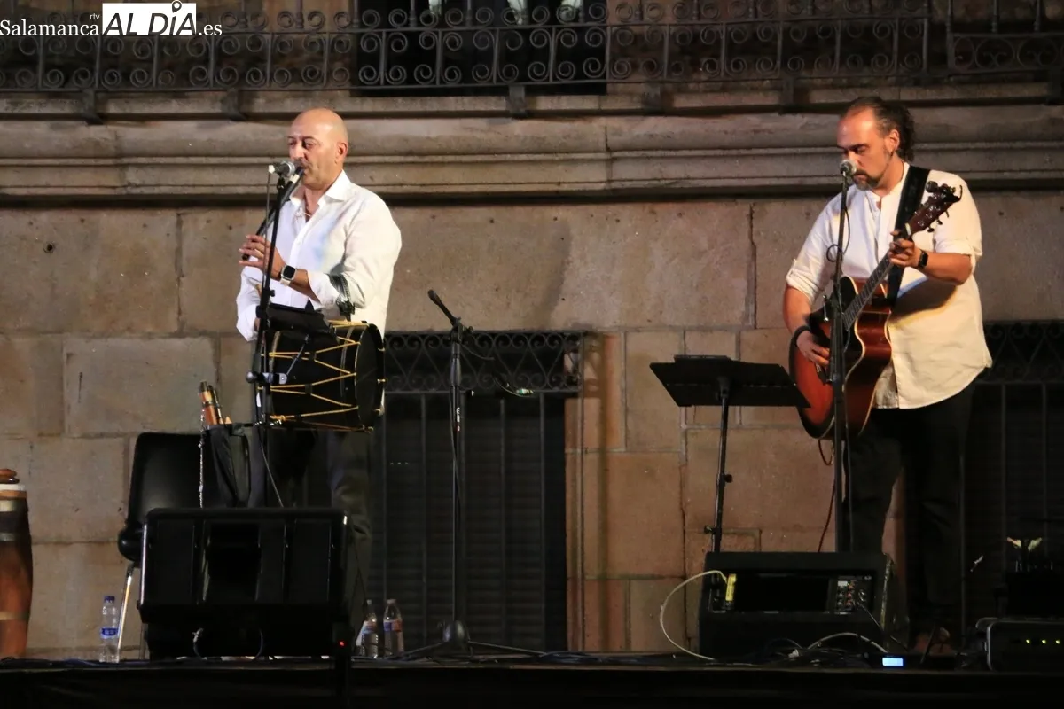 Actuación de Arraigo Folk la noche del 14 de agosto en Vitigudino / CORRAL