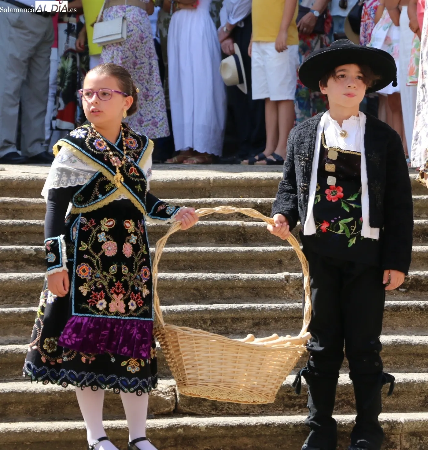 Procesión de la Virgen del Socorro en Vitigudino con la actuación del grupo de folclore Organza / CORRAL