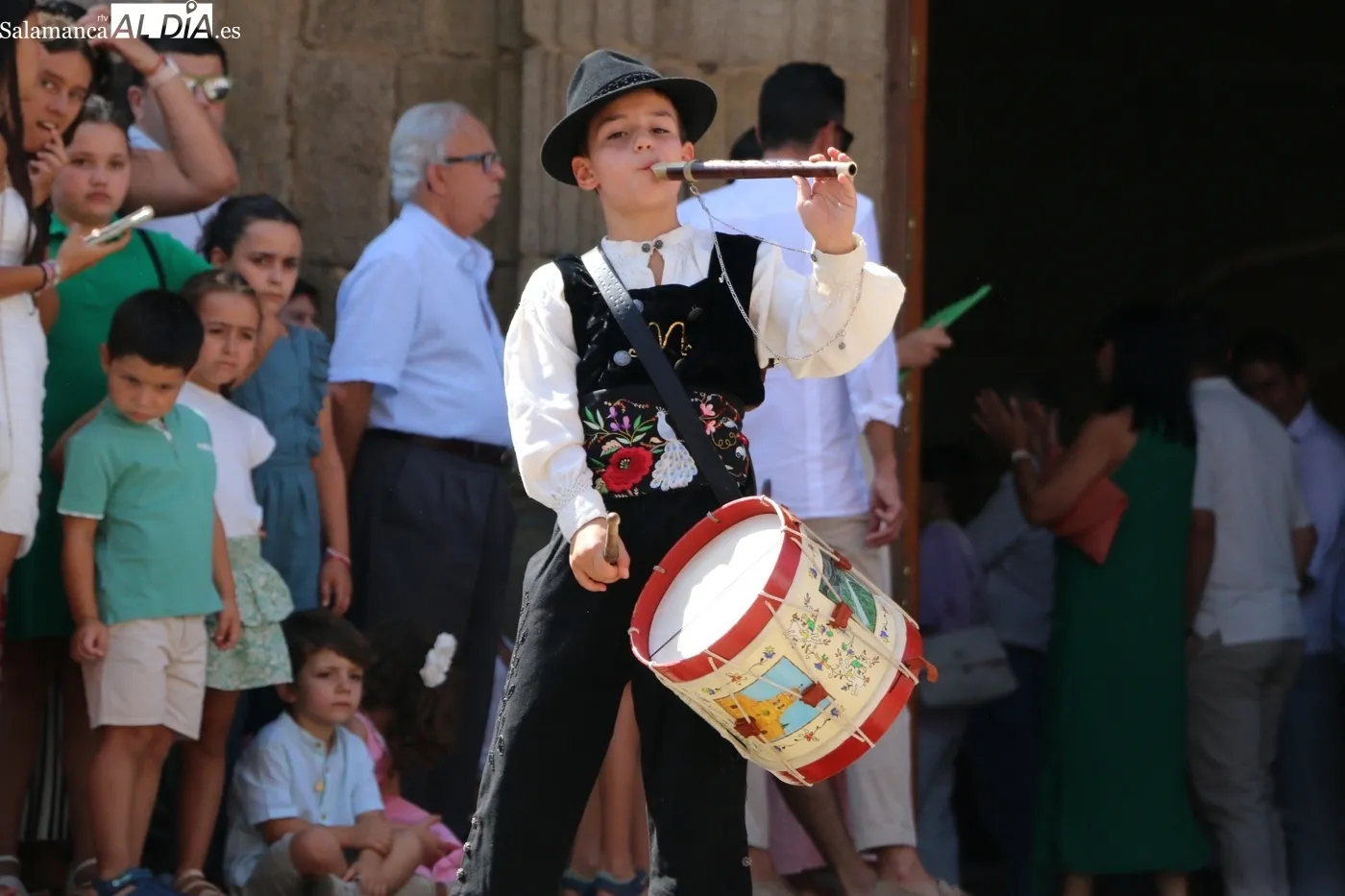 Procesión de la Virgen del Socorro en Vitigudino con la actuación del grupo de folclore Organza / CORRAL