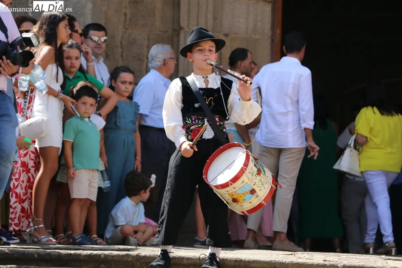 Procesión de la Virgen del Socorro en Vitigudino con la actuación del grupo de folclore Organza / CORRAL