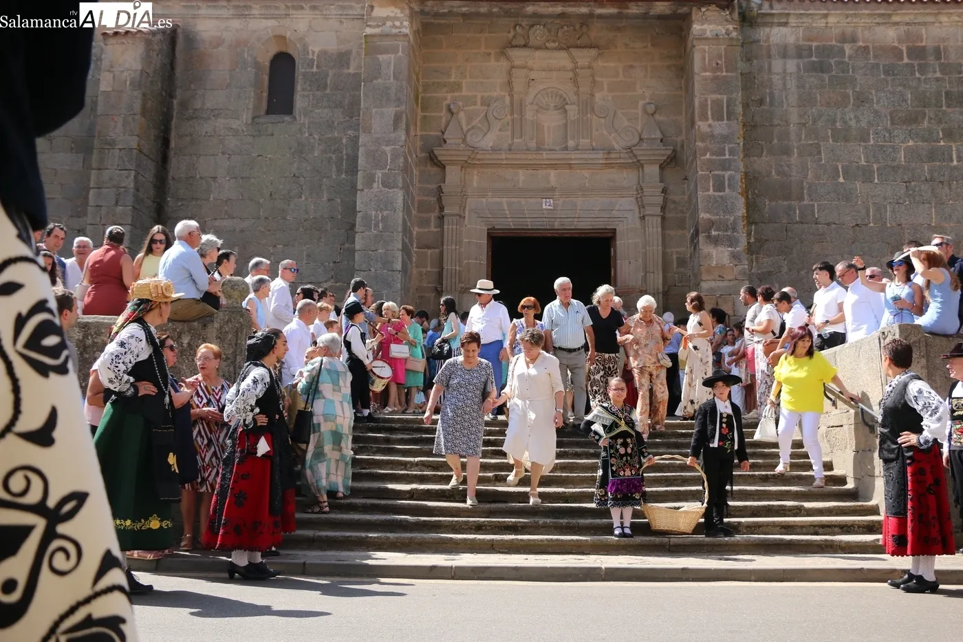 Procesión de la Virgen del Socorro en Vitigudino con la actuación del grupo de folclore Organza / CORRAL