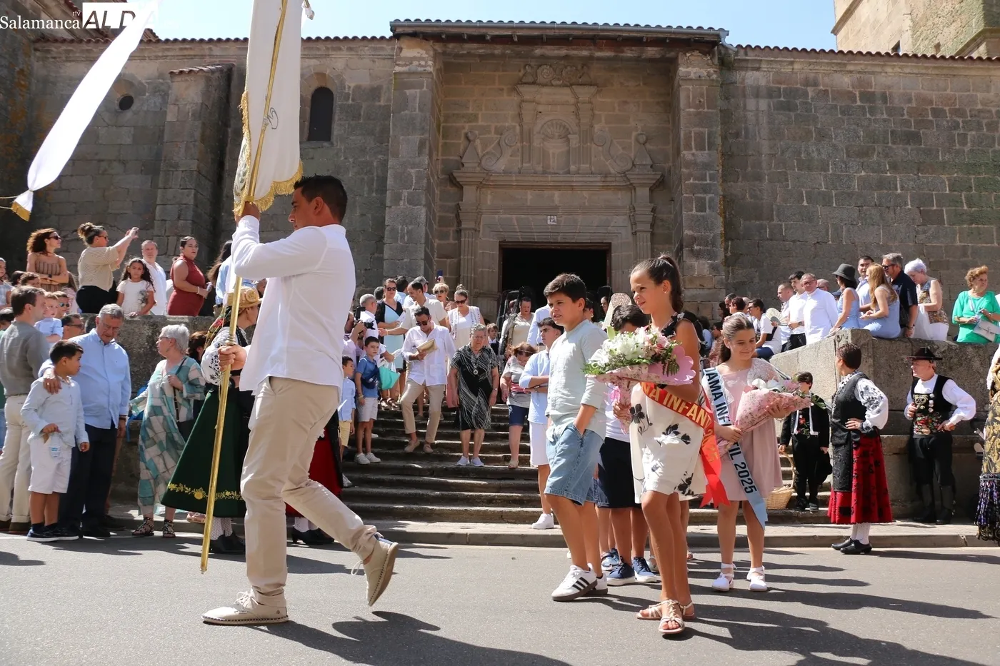 Procesión de la Virgen del Socorro en Vitigudino con la actuación del grupo de folclore Organza / CORRAL