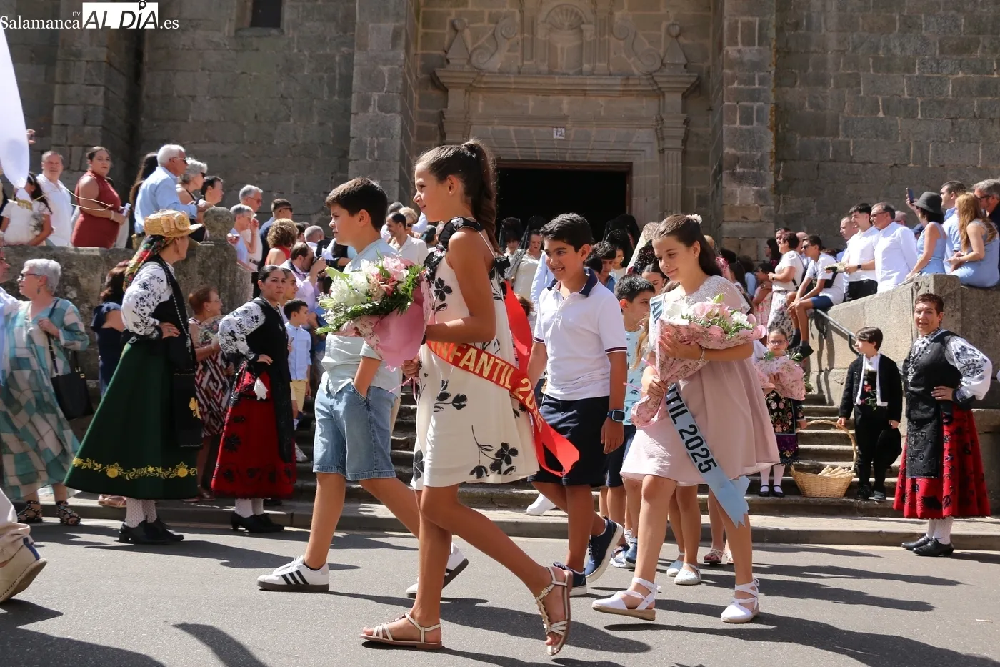 Procesión de la Virgen del Socorro en Vitigudino con la actuación del grupo de folclore Organza / CORRAL