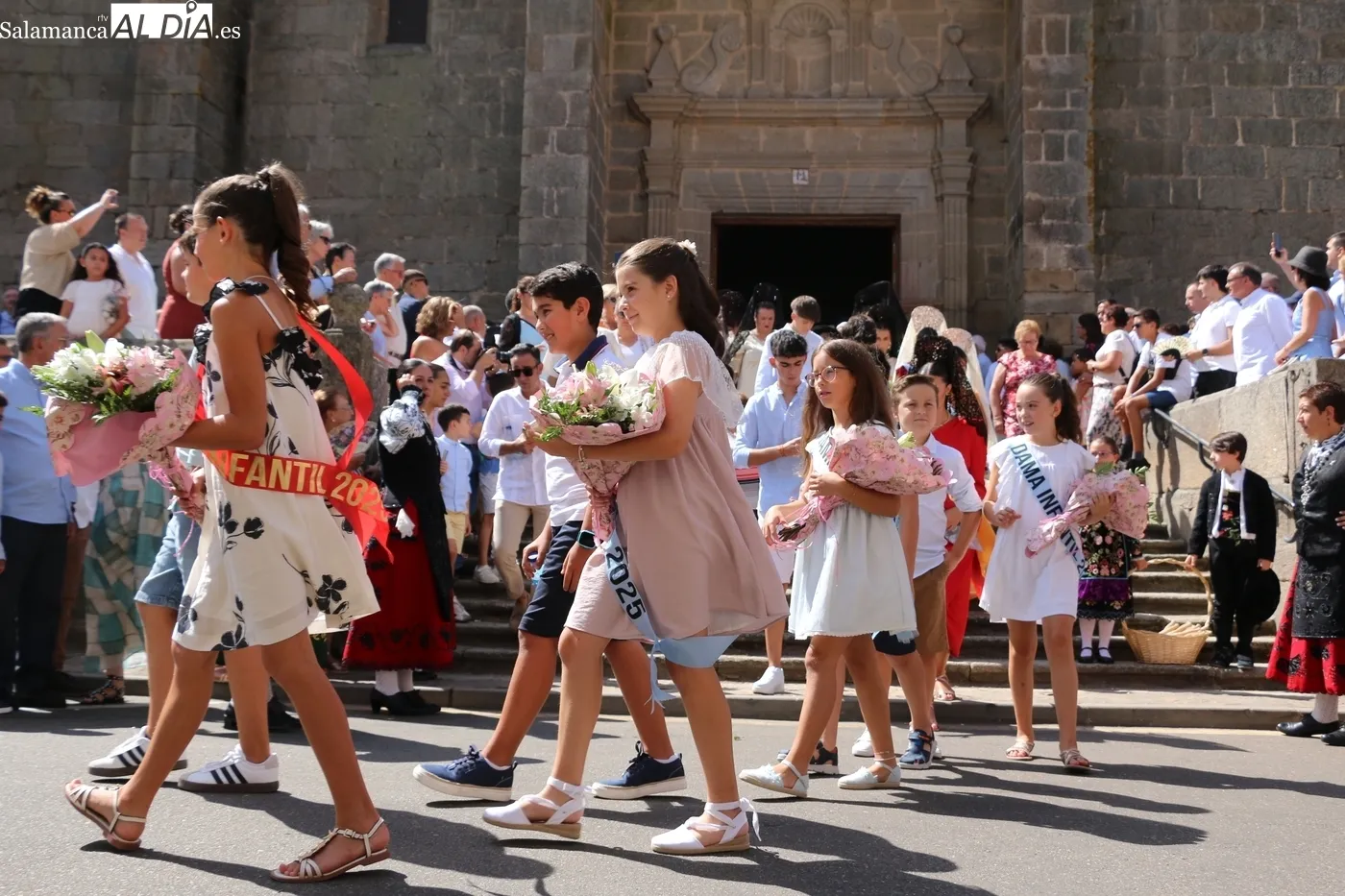 Procesión de la Virgen del Socorro en Vitigudino con la actuación del grupo de folclore Organza / CORRAL