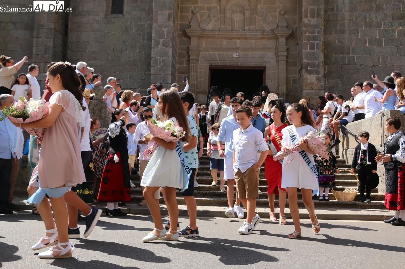 Procesión de la Virgen del Socorro en Vitigudino con la actuación del grupo de folclore Organza / CORRAL