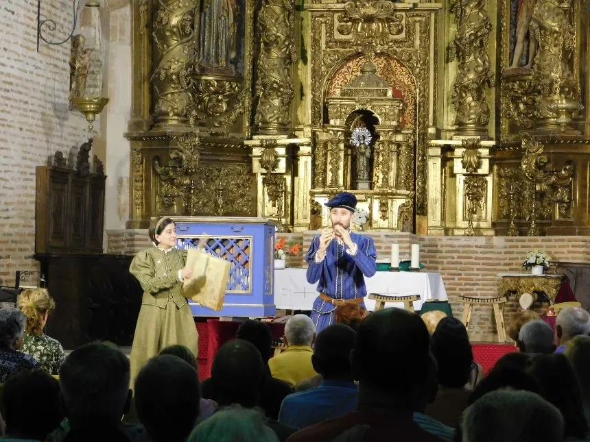 Foto 7 - Ovaci&oacute;n y p&uacute;blico en pie acompa&ntilde;an a 'Buscando a Nebrija' en Zorita de la Frontera