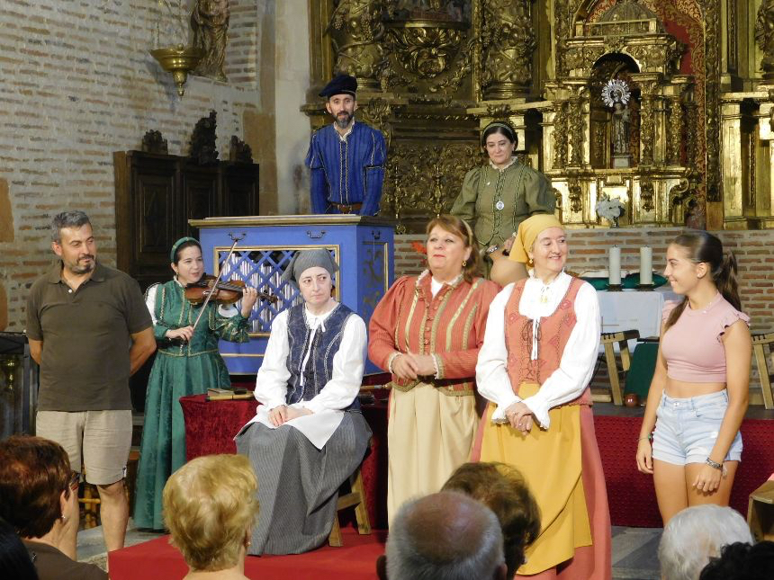 Ovación y público en pie acompañan a ‘Buscando a Nebrija’ en Zorita de la Frontera