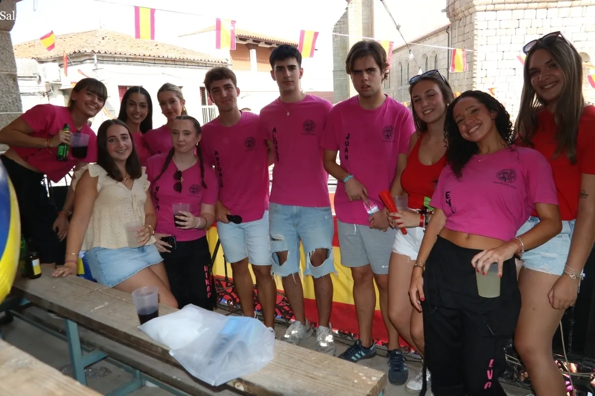 El chupinazo de peñas marca la entrada en los actos más populares de las fiestas de Villavieja de Yeltes 