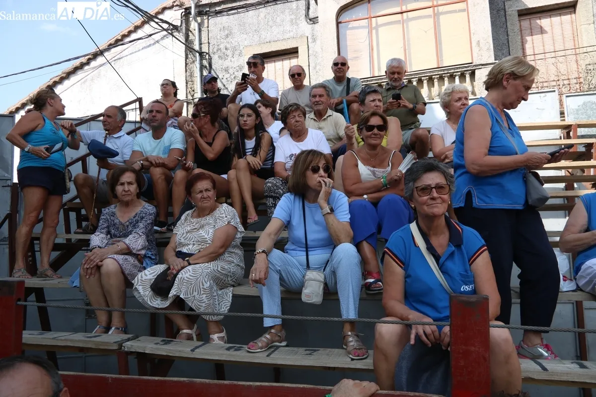 El chupinazo de peñas marca la entrada en los actos más populares de las fiestas de Villavieja de Yeltes 