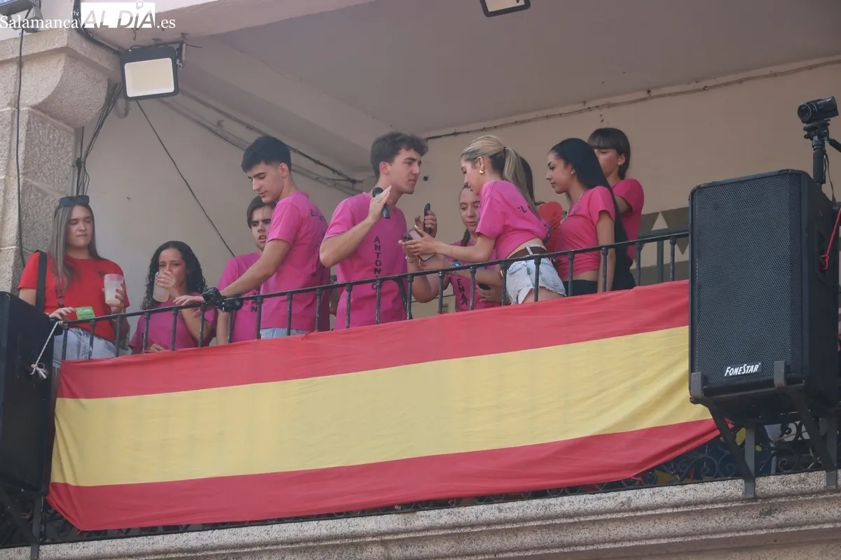 El chupinazo de peñas marca la entrada en los actos más populares de las fiestas de Villavieja de Yeltes 