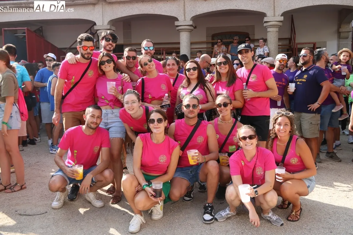 El chupinazo de peñas marca la entrada en los actos más populares de las fiestas de Villavieja de Yeltes 