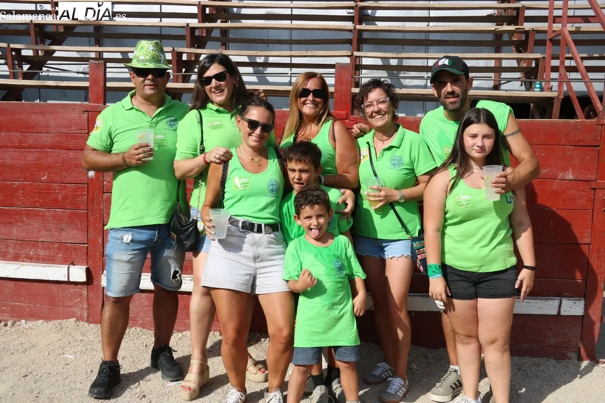 El chupinazo de peñas marca la entrada en los actos más populares de las fiestas de Villavieja de Yeltes 