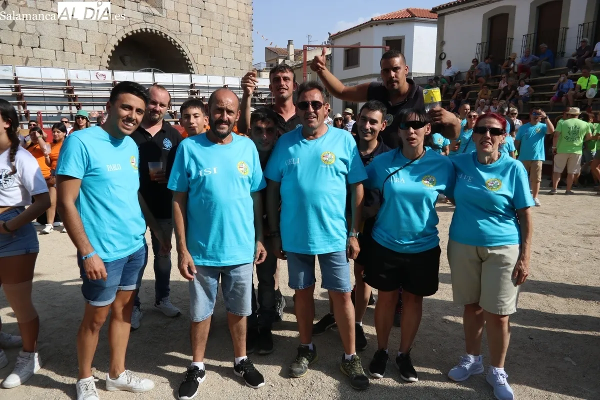El chupinazo de peñas marca la entrada en los actos más populares de las fiestas de Villavieja de Yeltes 