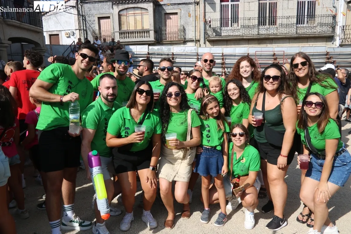 El chupinazo de peñas marca la entrada en los actos más populares de las fiestas de Villavieja de Yeltes 
