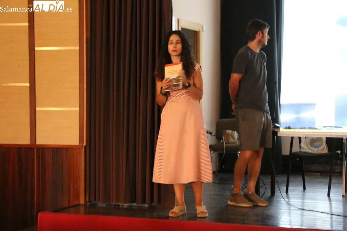 Presentación del libro 'Cruzando Horizontes' por Nuria Corral y Natxo Viana en Villarino de los Aires / CORRAL