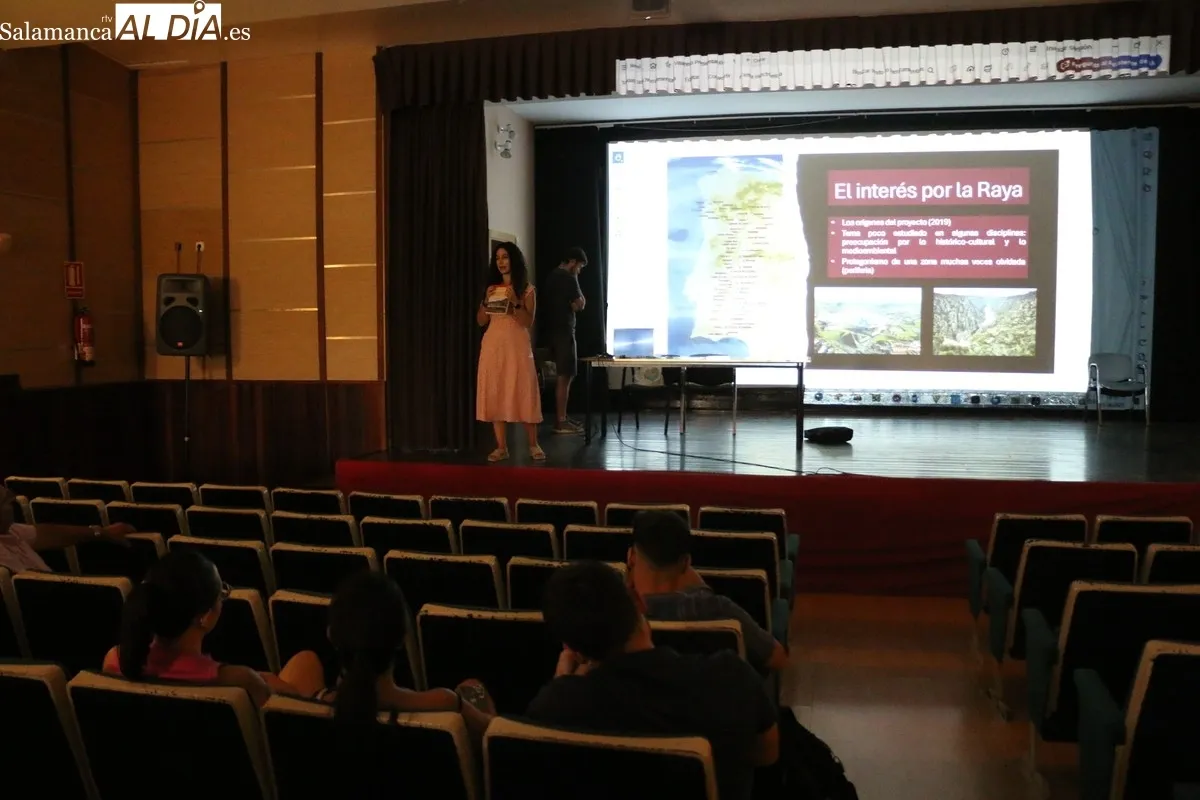 Presentación del libro 'Cruzando Horizontes' por Nuria Corral y Natxo Viana en Villarino de los Aires / CORRAL