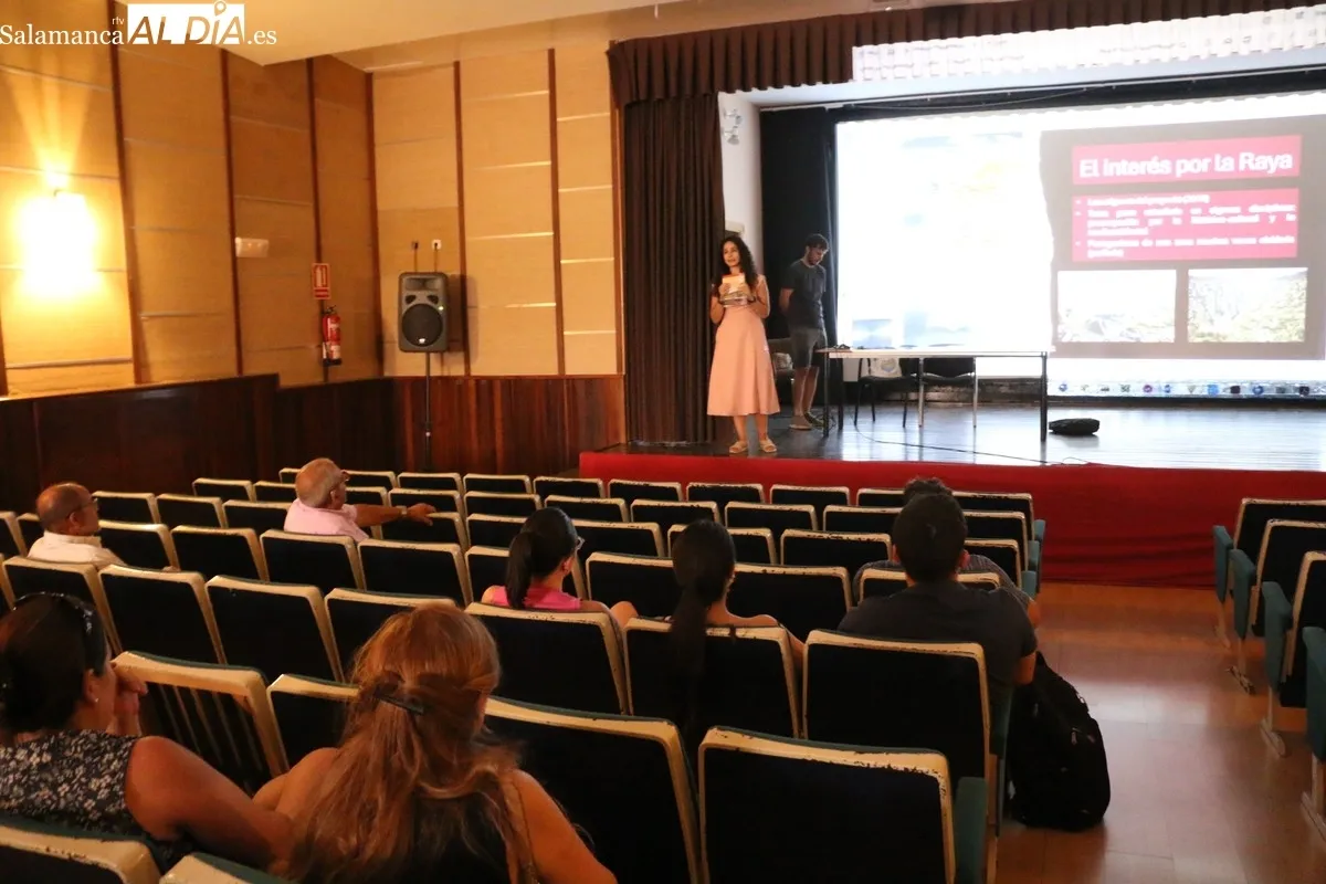 Presentación del libro 'Cruzando Horizontes' por Nuria Corral y Natxo Viana en Villarino de los Aires / CORRAL