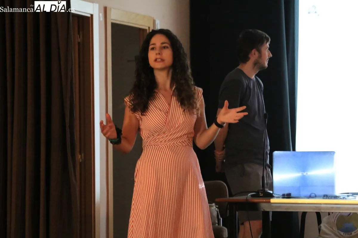 Presentación del libro 'Cruzando Horizontes' por Nuria Corral y Natxo Viana en Villarino de los Aires / CORRAL
