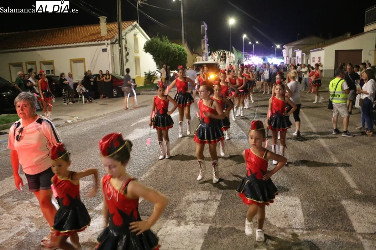 Miles de personas abarrotaba la calle principal de Vitigudino al paso de un gran desfile de carrozas / CORRAL  