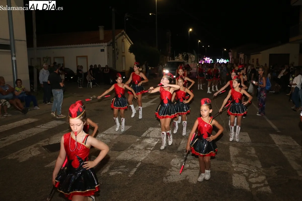 Miles de personas abarrotaba la calle principal de Vitigudino al paso de un gran desfile de carrozas / CORRAL  