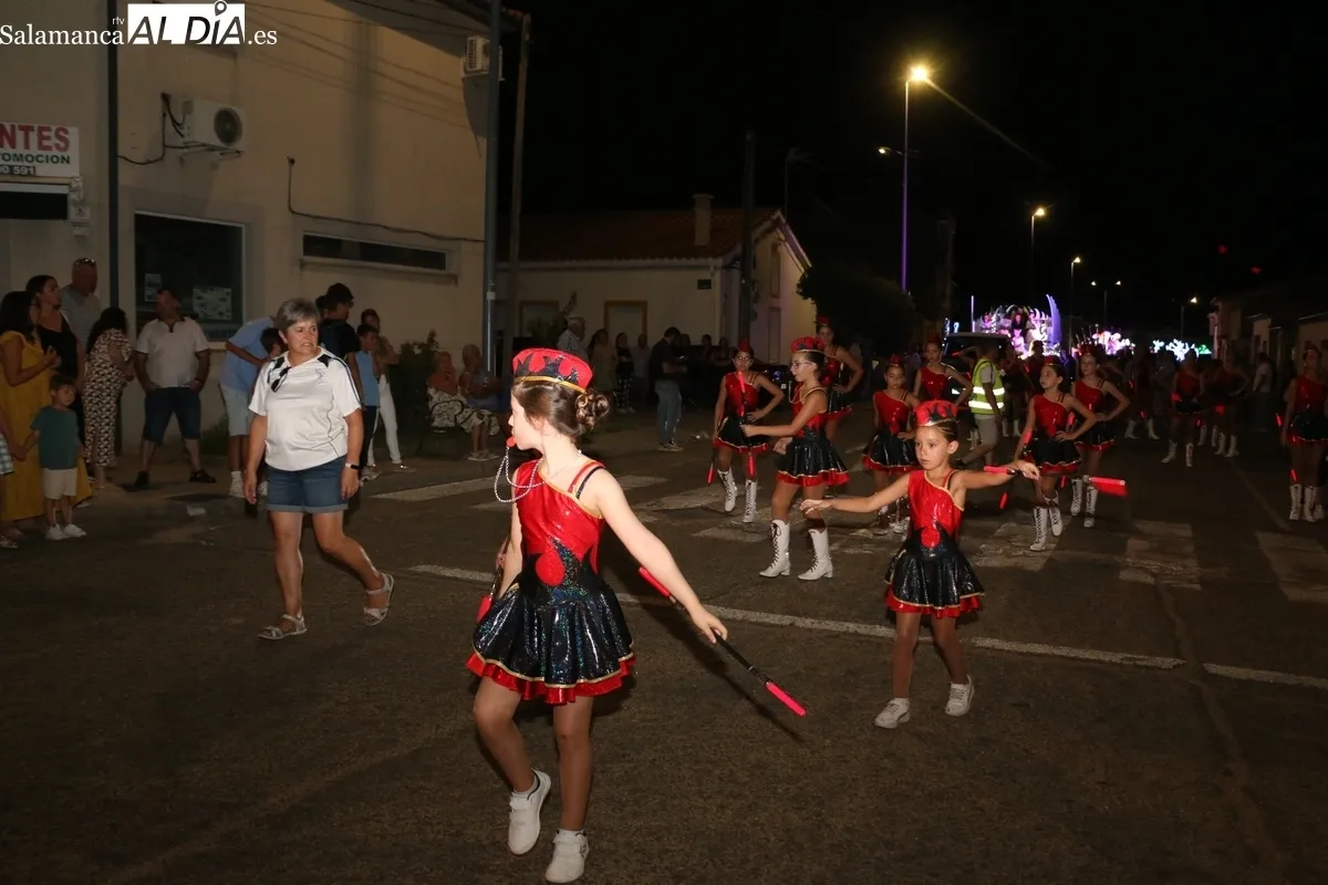Miles de personas abarrotaba la calle principal de Vitigudino al paso de un gran desfile de carrozas / CORRAL  