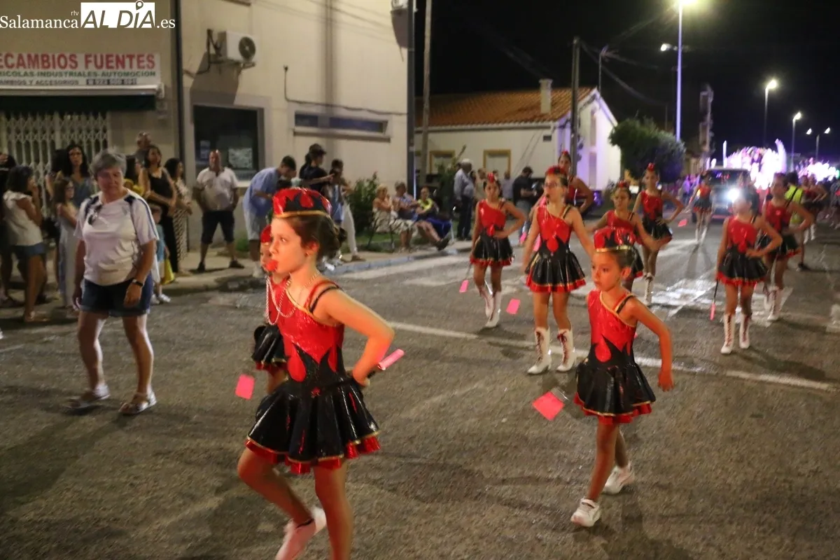 Miles de personas abarrotaba la calle principal de Vitigudino al paso de un gran desfile de carrozas / CORRAL  