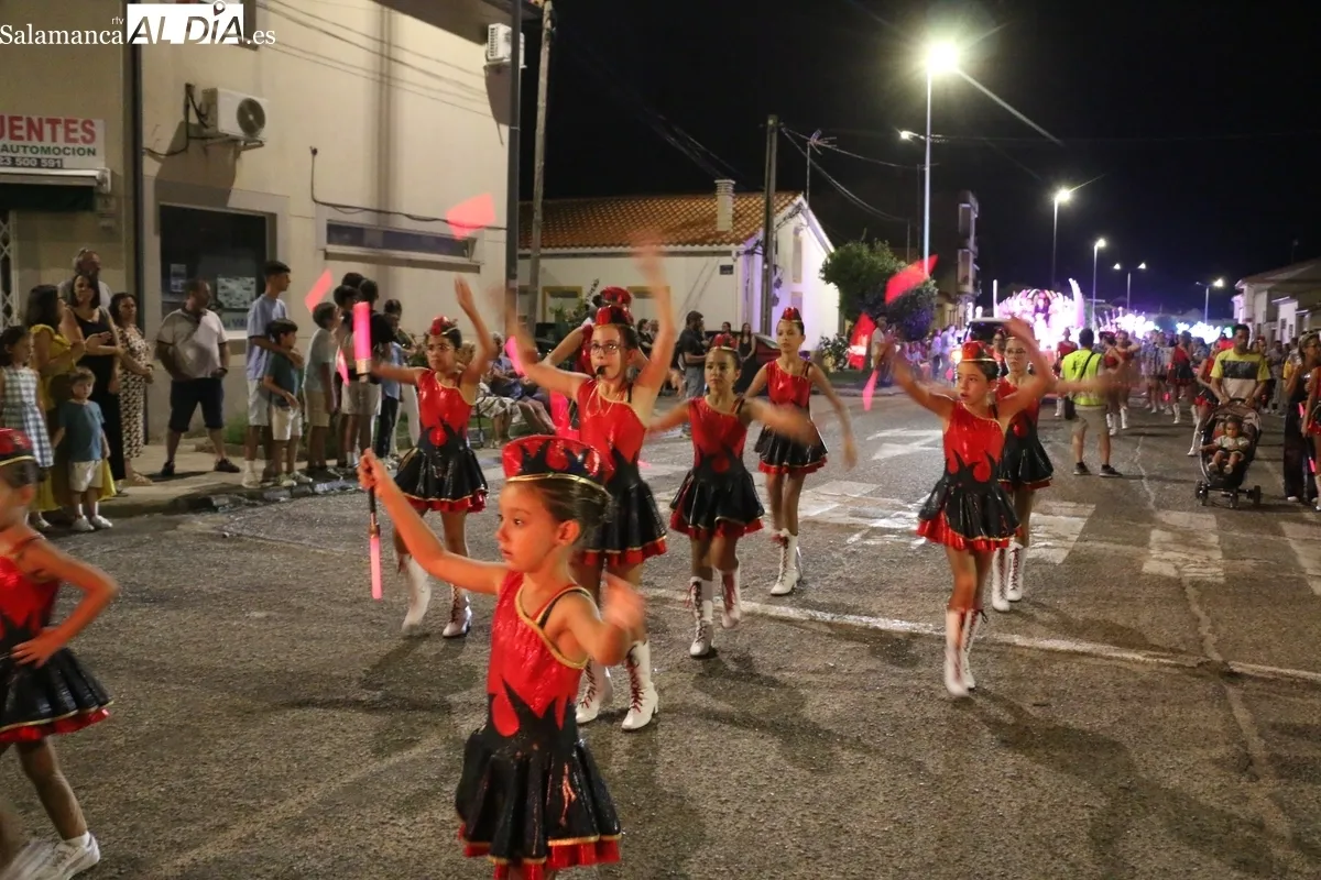 Miles de personas abarrotaba la calle principal de Vitigudino al paso de un gran desfile de carrozas / CORRAL  