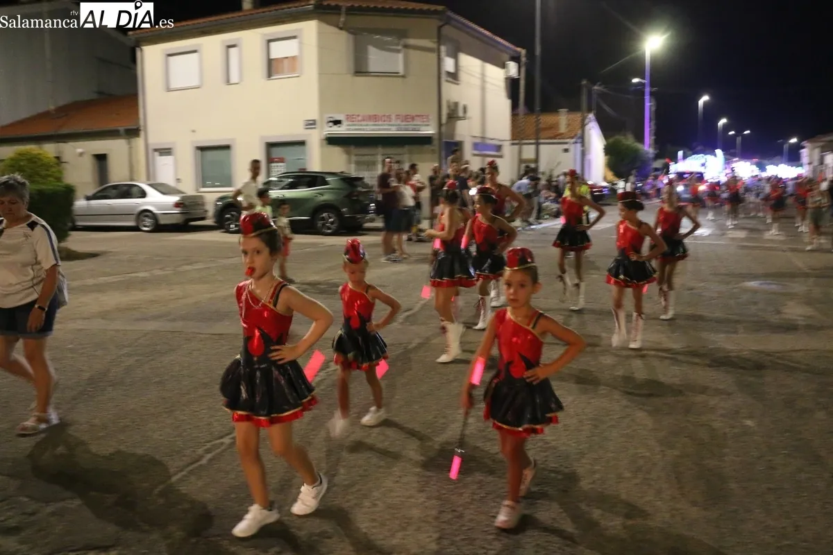 Miles de personas abarrotaba la calle principal de Vitigudino al paso de un gran desfile de carrozas / CORRAL  