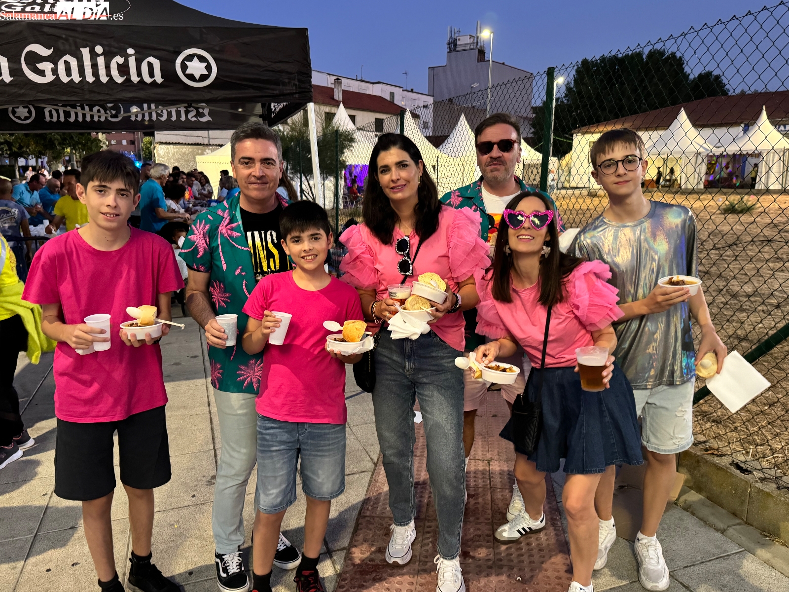 Más de 1000 raciones de patatas meneas repartidas en una multitudinaria degustación 