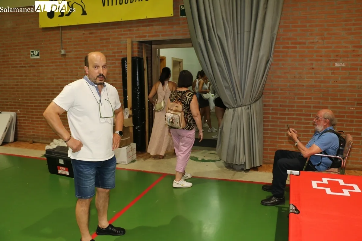 Vitigudino se vuelca en ayuda a los damnificados por el incendio que comenzó en Cipérez y ha llegado hasta Villaseco de los Reyes / CORRAL