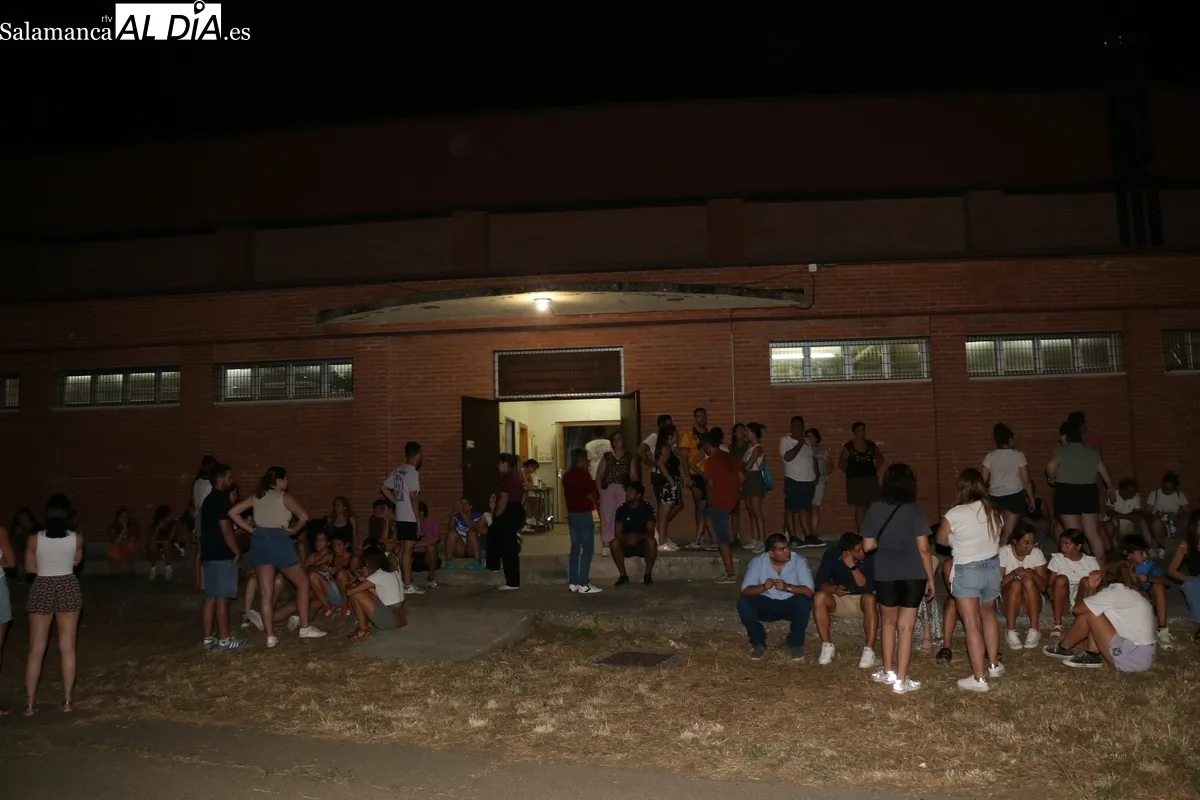 Vitigudino se vuelca en ayuda a los damnificados por el incendio que comenzó en Cipérez y ha llegado hasta Villaseco de los Reyes / CORRAL