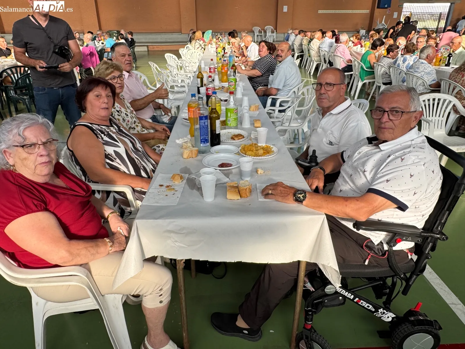 Foto 5 - Gran ambiente y continuos bailes en la fiesta con los mayores, primera en el Viernes de Ferias