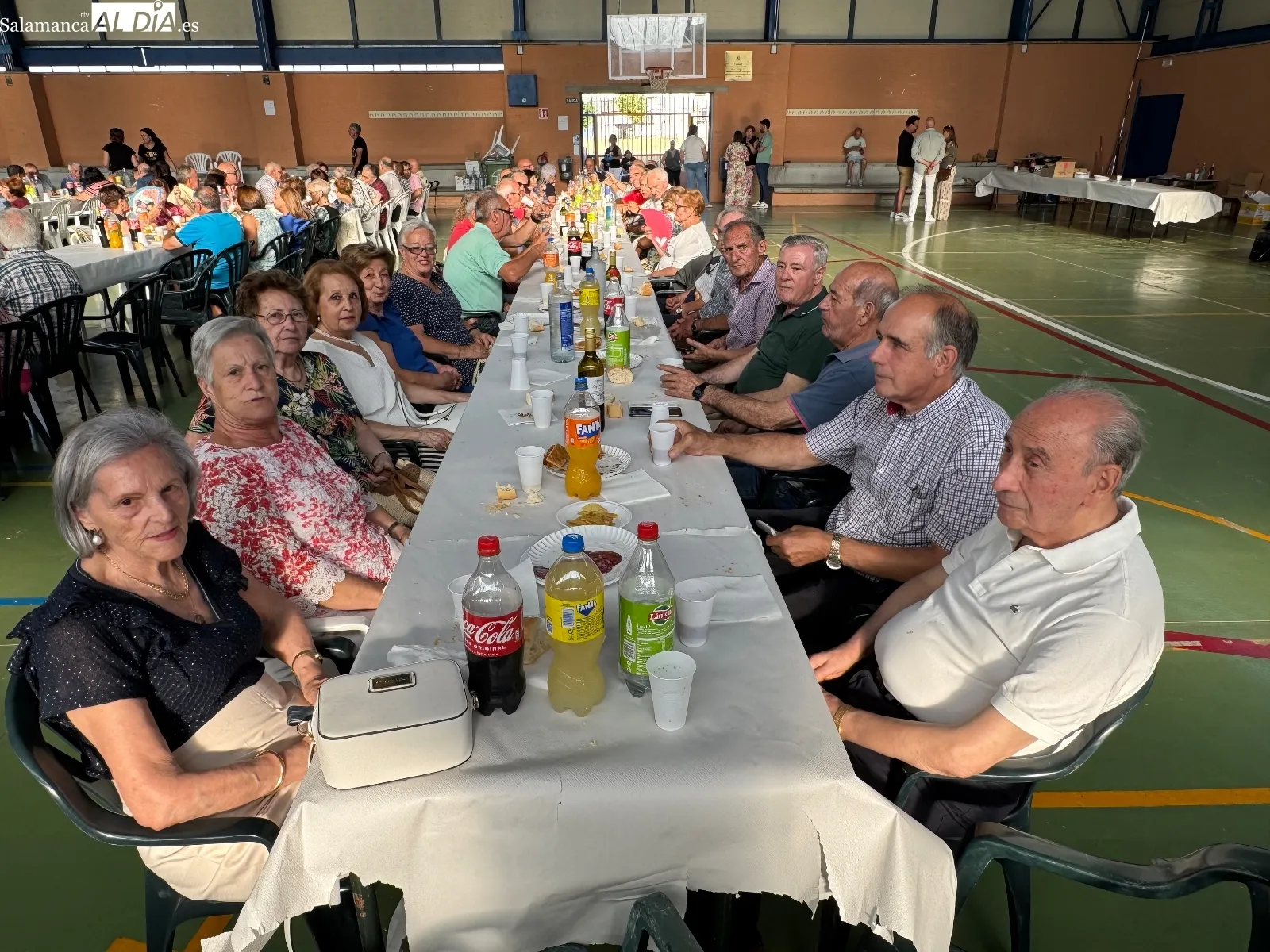 Foto 10 - Gran ambiente y continuos bailes en la fiesta con los mayores, primera en el Viernes de Ferias