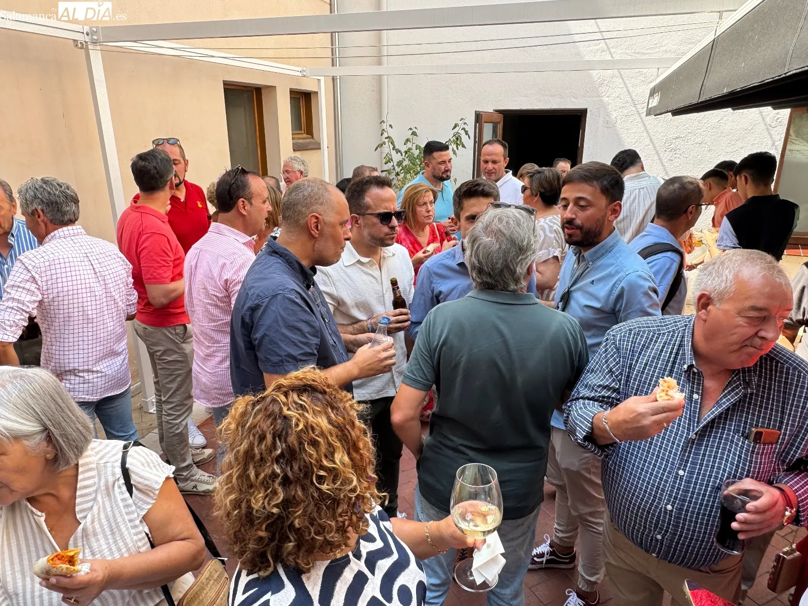 Foto 10 - Brindis con el deseo de unidad entre los pueblos durante el tradicional encuentro de alcaldes y asociaciones de mayores