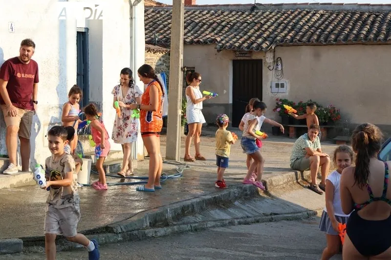 Foto 6 - Gran bingo, encierro infantil y fiesta del agua para terminar el fin de semana en Amatos de Alba